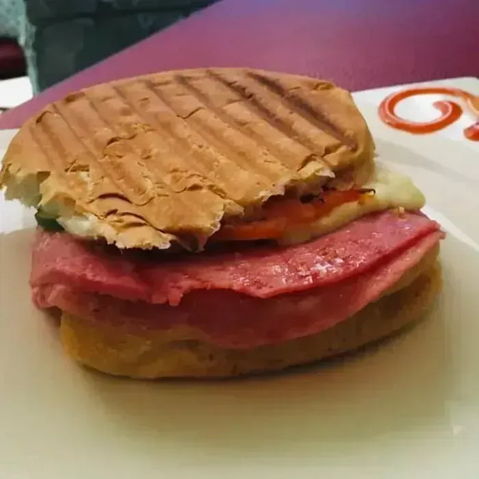 Sándwich de jamón y queso