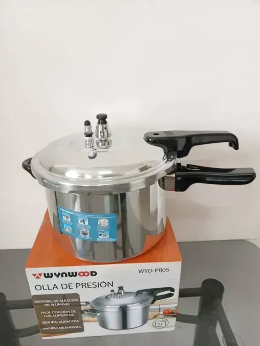 OLLA DE PRESIÓN DE 3 VÁLVULAS, CAPACIDAD 5 LITROS.